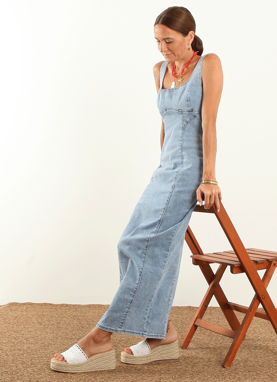 Vestido largo vaquero: estilo casual y asequible.| Premonición.online