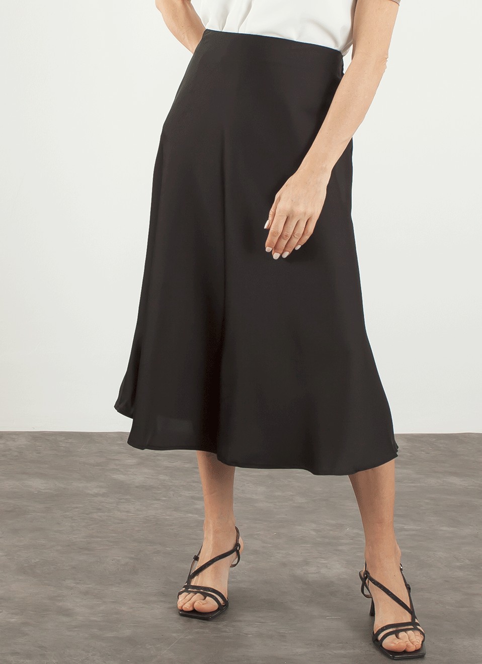 Falda Satén Negra - Nueva Colección | Premonición.online