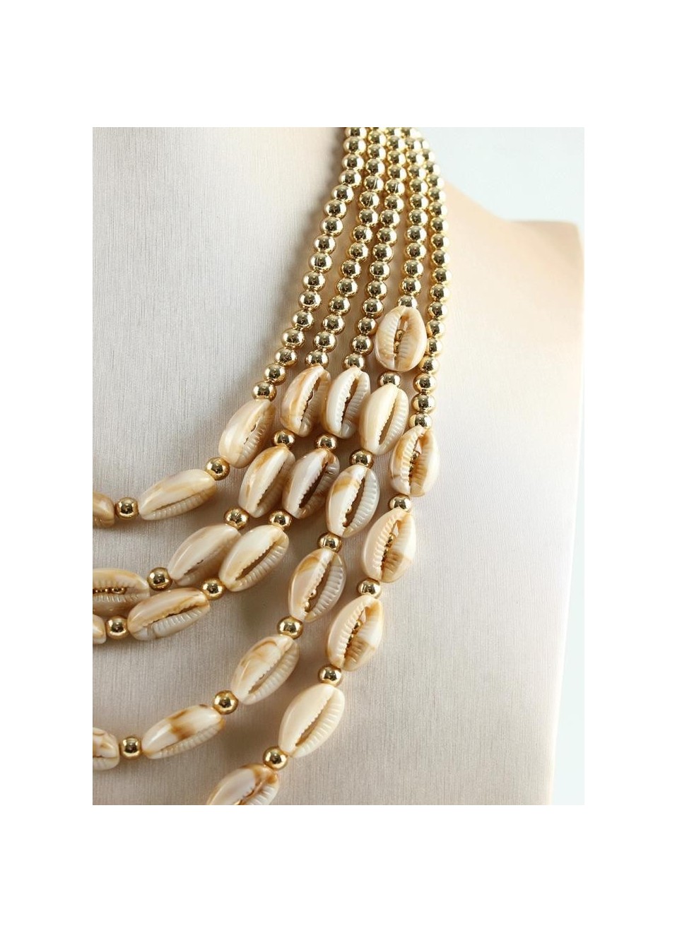 Collar efecto conchas
