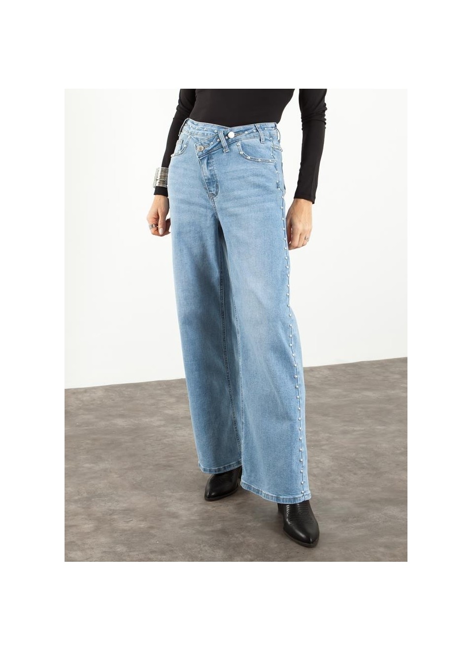 JEANS ASIMETRICO TACHAS