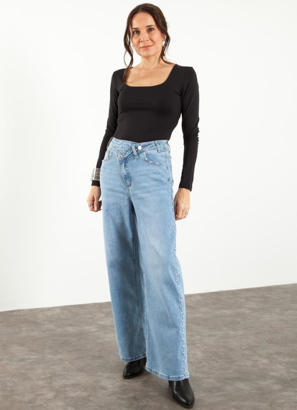 JEANS ASIMETRICO TACHAS