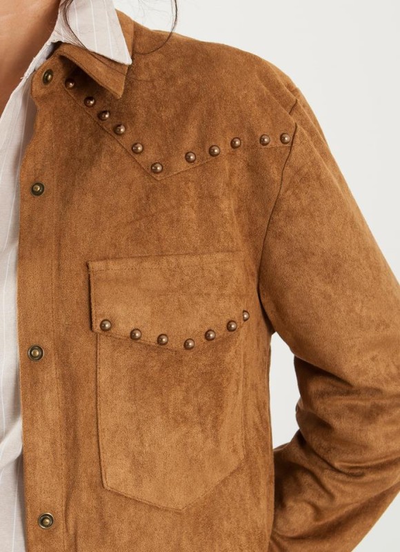 Camisa ante tachas