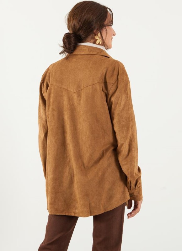 Camisa ante tachas