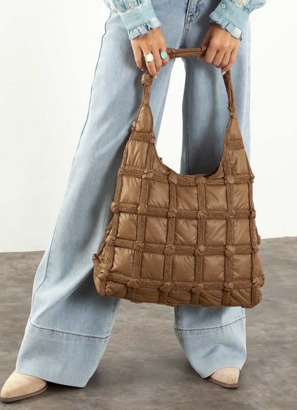 Shopper acolchado para mujer: cómodo, moderno y viral. Bolso en tendencia con calidad alta y buen precio en Premonicion.online.