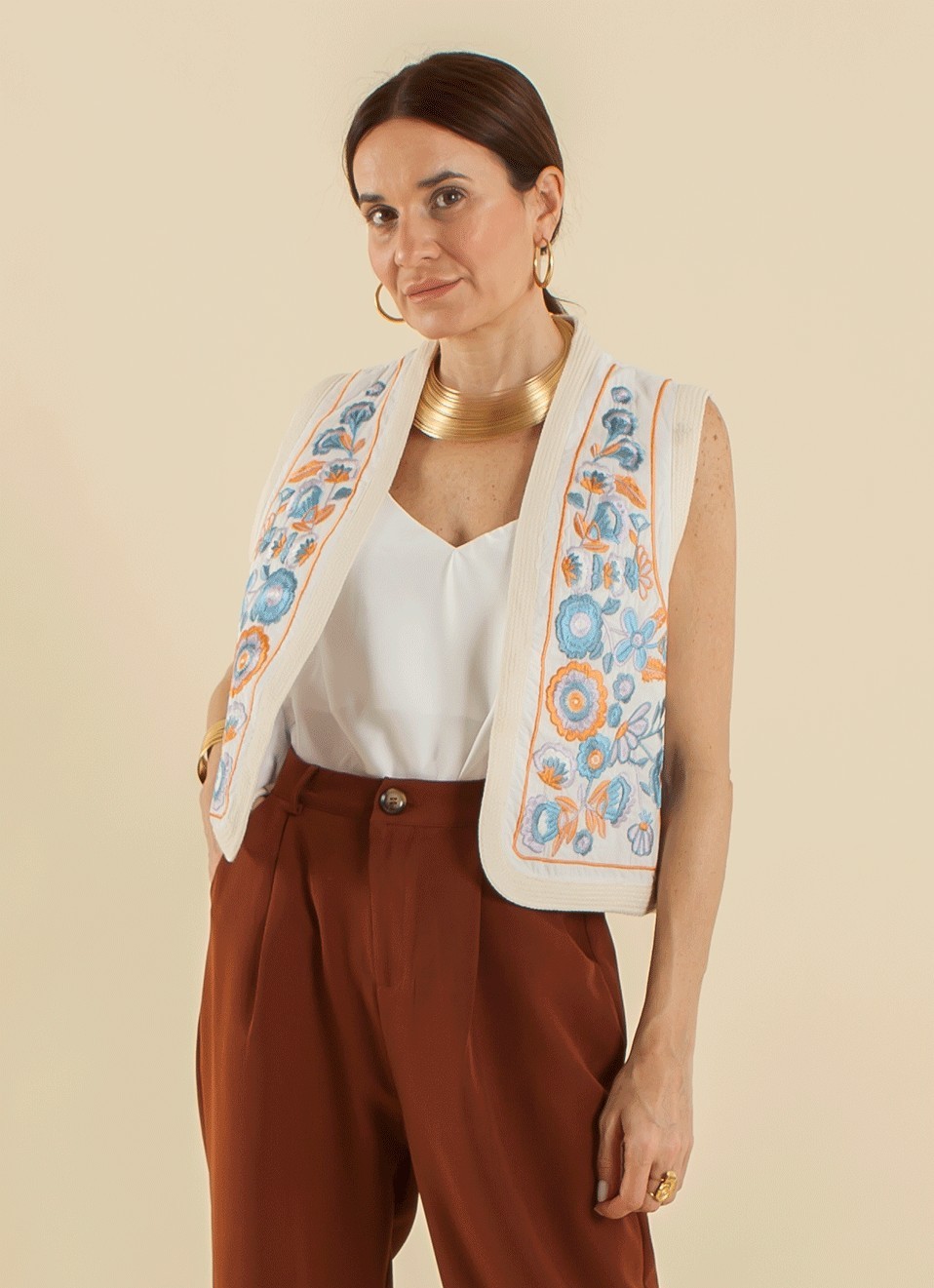 Chaleco Beige Bordados Azules | Premonición.online