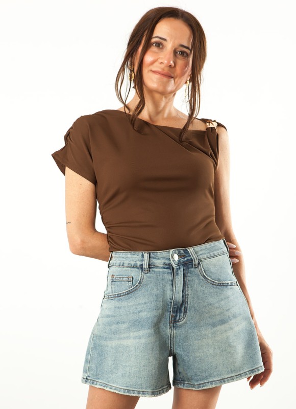 Camiseta Asimétrica con Joya Mujer | Moda Femenina | Premonición.online