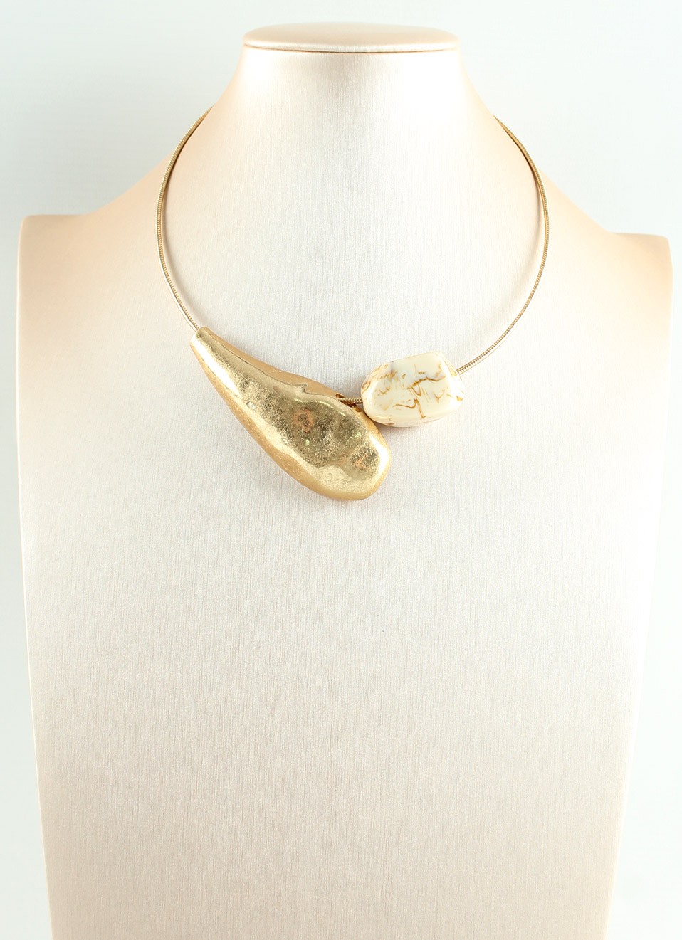 Choker Dorado con efecto Mujer | Moda | Premonición.online
