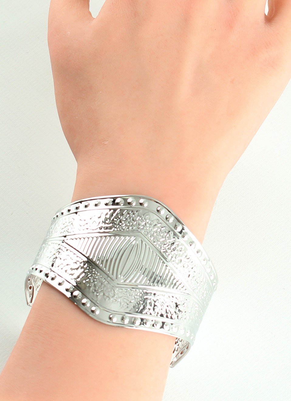 Brazalete Gofrado Plateado Mujer | Bisutería de Moda | Premonición.online