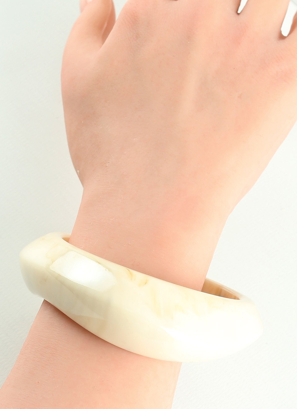Pulsera Ancha Beige de Resina Mujer | Bisutería | Premonición.online
