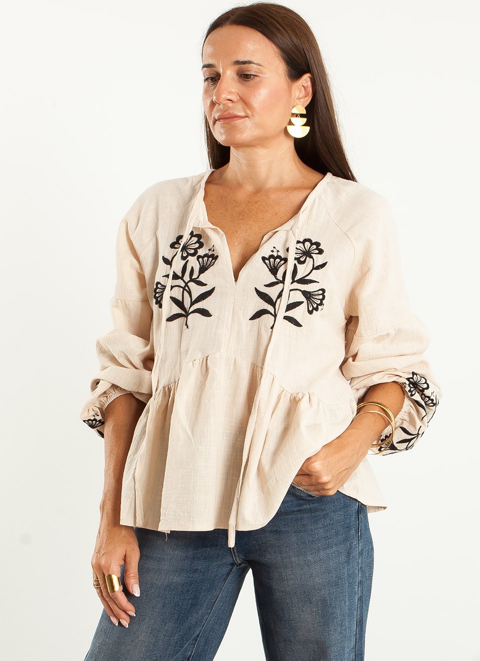 Blusa Beige Bordados Negros Mujer | Elegante | Premonición.online