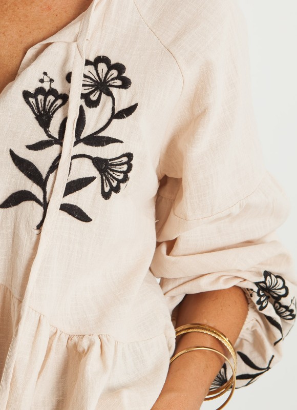 Blusa Beige Bordados Negros Mujer | Elegante | Premonición.online