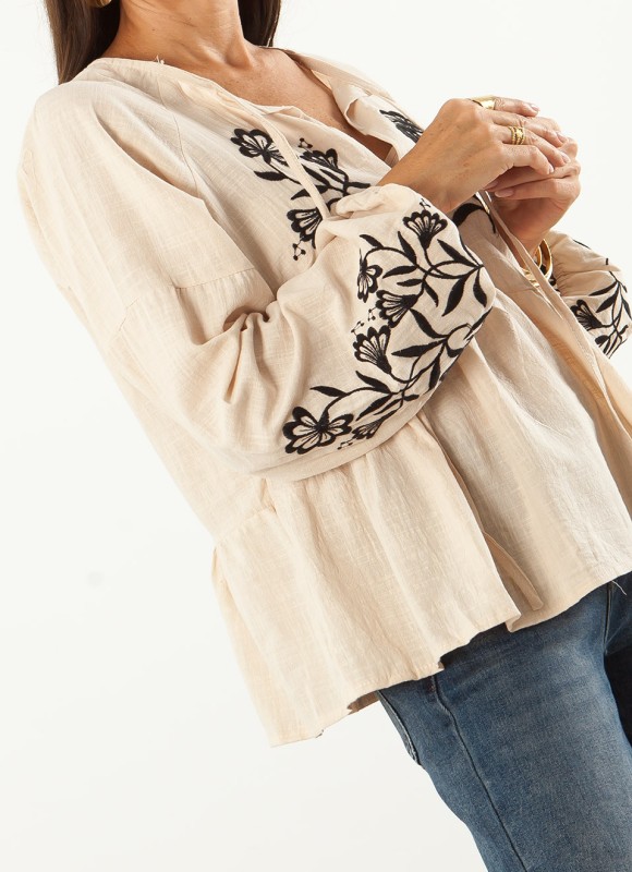 Blusa Beige Bordados Negros Mujer | Elegante | Premonición.online
