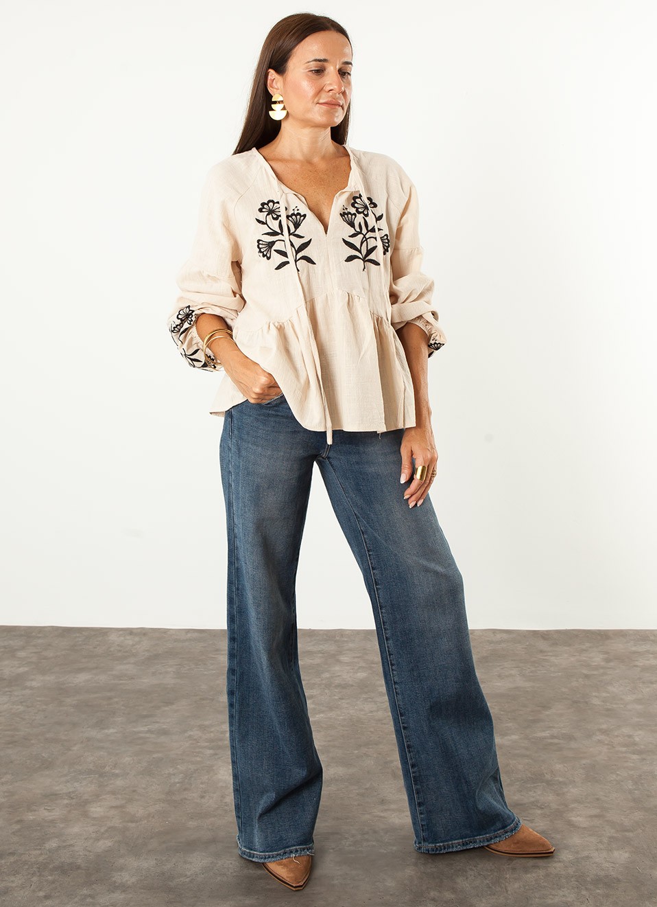 Blusa Beige Bordados Negros Mujer | Elegante | Premonición.online