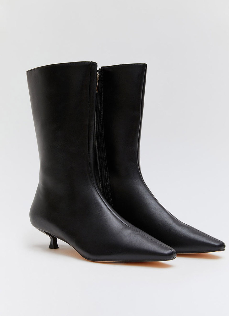 Botín Negro Punta Mujer | Tacón Bajo y Elegante | Premonición.online