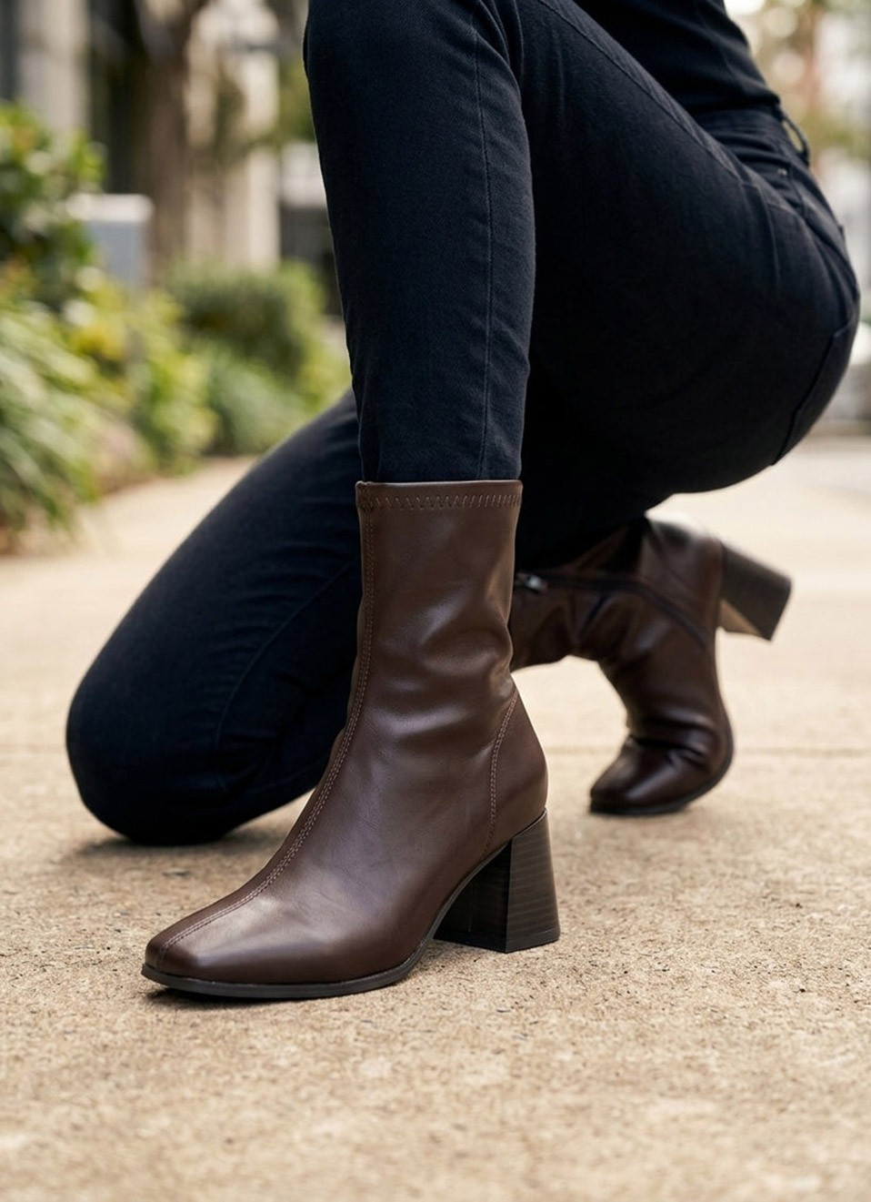 Botín Punta Cuadrada Negro Mujer | Elegante y Actual | Premonición.online