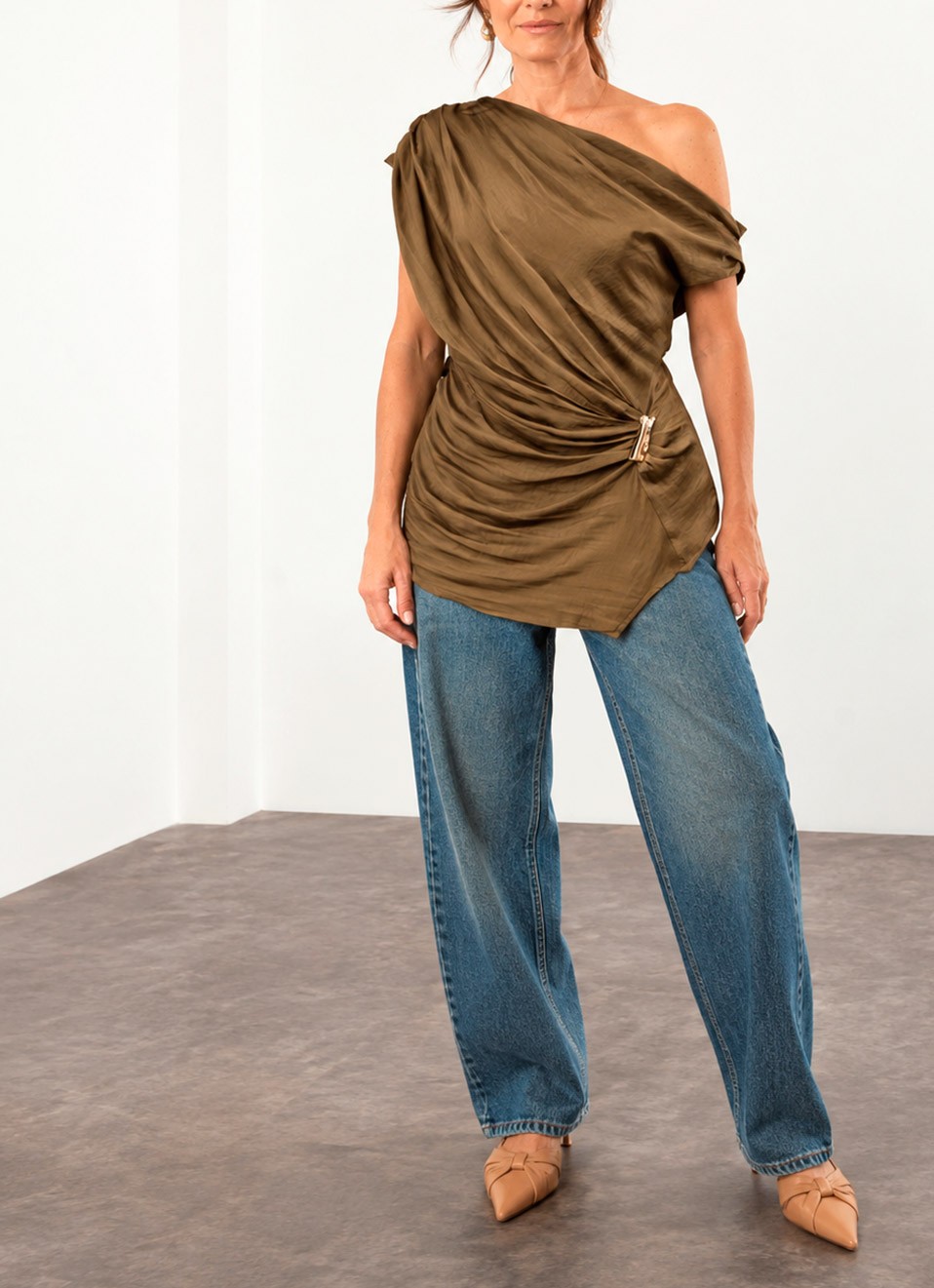 Top Asimétrico Kaki con Joya Mujer | Elegante | Premonición.online